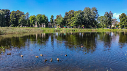 Obraz na płótnie Canvas Perfect lake in the city park