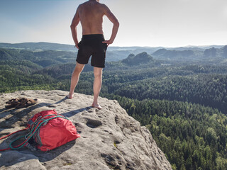 Naklejka premium Shirtless and barefoot man with a tanned body