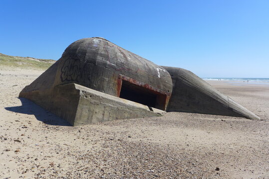Bunker versinken im Strandsand des Atlantik (nahe der Girondem&uuml;ndung), Kriegswunden verheilen nur langsam
