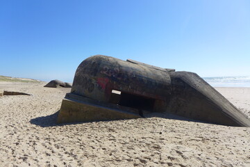 Bunker versinken im Strandsand des Atlantik (nahe der Girondemündung), Kriegswunden verheilen nur...