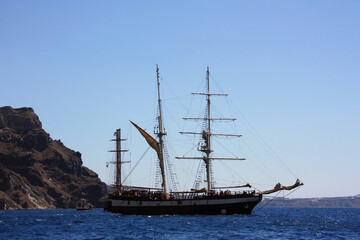 Fototapeta na wymiar Schiff vor der Küste der Insel Santorini
