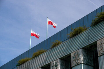 flaga Polski na budynku - obrazy, fototapety, plakaty