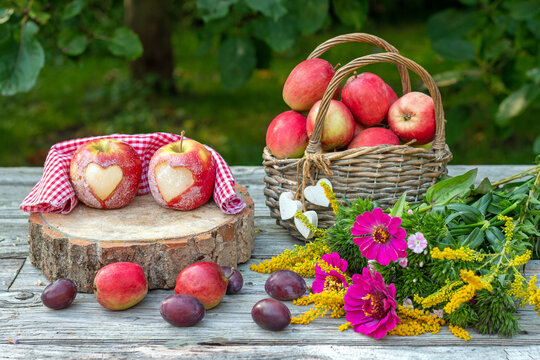 &Auml;pfel mit Herz und Weidenkorb als Dekoration f&uuml;r den Herbst
