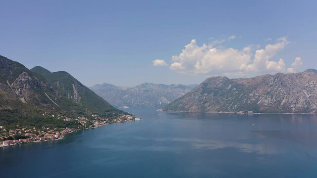 Montenegro. Boka Kotor Golf. Blick auf die malerische K&uuml;stenstadt Dobrota.