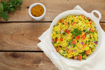 Couscous-Salat mit Gurke und Paprika