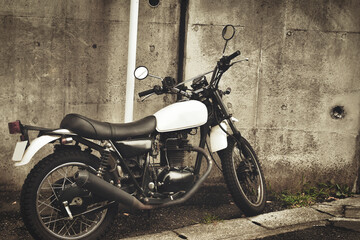 Obraz na płótnie Canvas 路上に止められた古いオートバイ