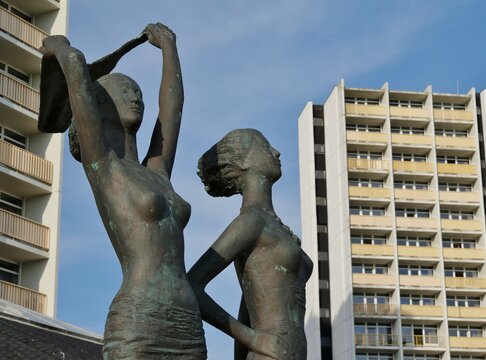 Weibliche Figuren vor Hochhaus in Burgtiefe Fehmarn