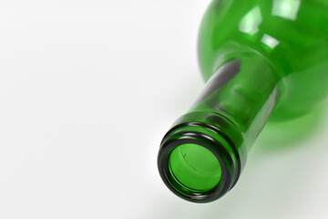 Zielone, szklana butelka na białym tle. - obrazy, fototapety, plakaty