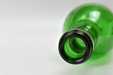 Zielone, szklana butelka na białym tle. - obrazy, fototapety, plakaty