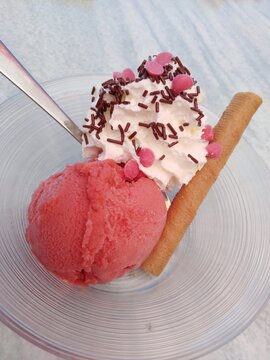 Strawberry pink ice cream with cream
Boule de glace rose &agrave; la fraise avec cr&egrave;me fouett&eacute;eet bricelet