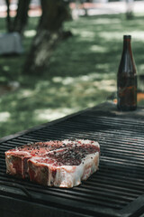 Corte de carne con cerveza