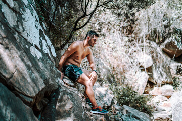 Chico joven atractivo bañandose en lago