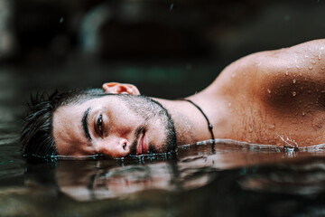 Chico joven atractivo bañandose en lago