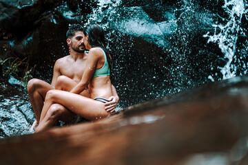 Pareja enamorada delante de cascadas
