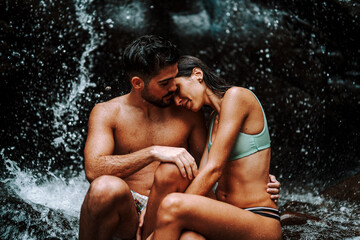 Pareja enamorada delante de cascadas