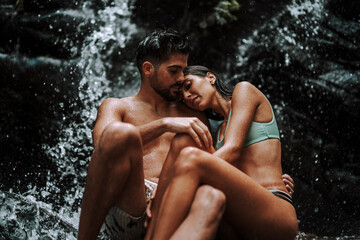 Pareja enamorada delante de cascadas