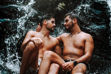 Pareja de hombres con cascadas de fondo