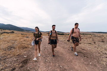 Amigos caminando sendero por el campo