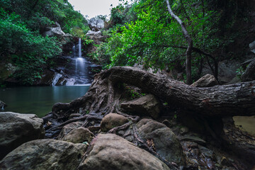 Cascada en lago en andalucia