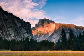 Photo sur Plexiglas Half Dome Demi-dôme de Yosemite depuis la vallée au coucher du soleil