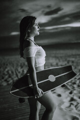 Chica veraniega morena en la playa naturaleza cañas de bambu con skateboard y bikini disfrutando de la hora dorada del atardecer