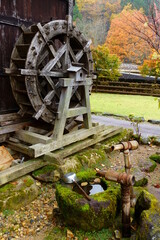 岐阜県飛騨そばの里荘川の水車と紅葉