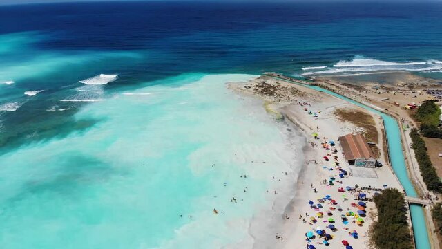 Drohne &uuml;ber Italien White Sand Beach mit Touristen Strand und Sonnenschirmen auf dem rosignano marittimo spiagge bianche