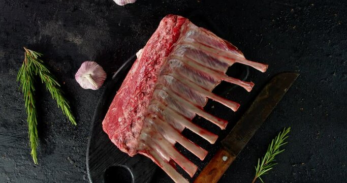 Rack the lamb raw with rosemary and garlic slowly rotates. 