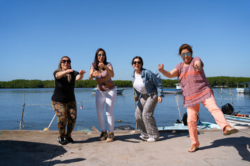 La familia está jugando en el muelle de San Blas Nayarit.