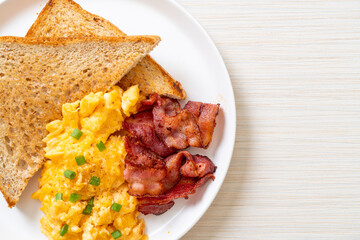 scrambled egg with bread toasted and bacon