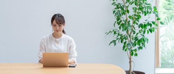 パソコン作業する女性