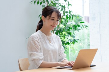 パソコン作業する女性