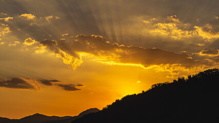 Widok przedstawia piękny spektakularny wschód słońca widoczny przez szczyty gór. © Piotr