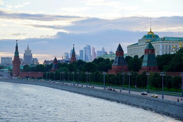 Obraz premium Beautiful Postcard Panoramic View of the Walls of the Moscow Kremlin Summer View of the Kremlin from the bridge