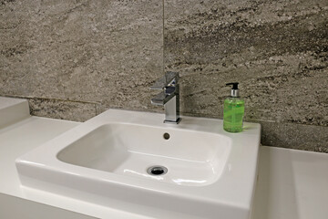 Aufsatzwaschbecken in einem modernen Badezimmer