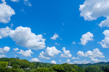 【写真素材】 真夏の青空と山　背景素材　8月　コピースペース