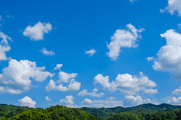 【写真素材】 真夏の青空と山　背景素材　8月　コピースペース