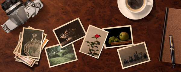 Fototapeta na wymiar 木製のビンテージなテーブルの上にあるアンティークなカメラと古い写真の背景テクスチャー