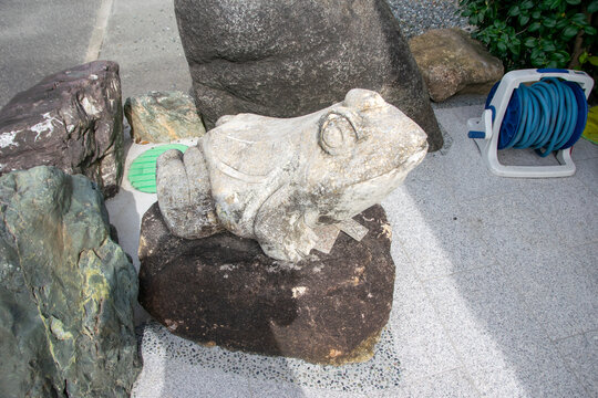 カエルの石像