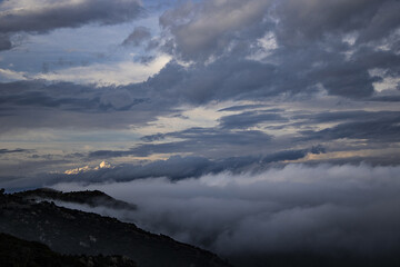 Fototapeta na wymiar Montañas cubiertas por la niebla