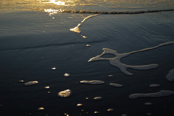 海　波　泡　波打ち際　夕焼け　夕暮れ　素材