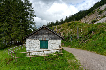 Fototapeta premium kleine Berghütte am Vilsalpsee in Tirol, Österreich