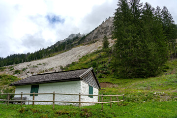 kleine Berghütte am Vilsalpsee in Tirol, Österreich