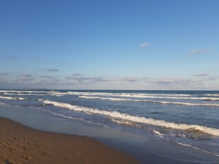 Olas rompiendo en la orilla de una playa Mediterránea en una tarde de septiembre