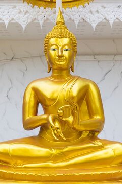 Gold painted Thai Buddha statues