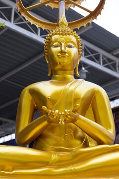 Gold painted Thai Buddha statues