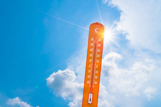 thermom&egrave;tre affichant une tr&egrave;s forte temp&eacute;rature par une m&eacute;t&eacute;o de canicule