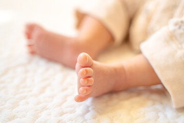 Obraz na płótnie Canvas 柔らかい雰囲気、かわいい赤ちゃんの両足