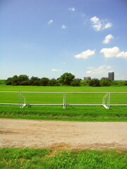 Fototapeta premium 秋のサッカーのゴールポストのある江戸川河川敷風景
