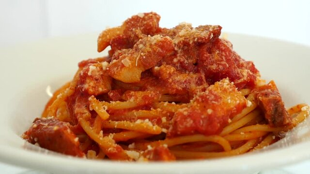 spaghetti all'amatriciana, Tipico piatto della tradizione Romana, Italia. Pasta, pomodoro e formaggio pecorino - typical dish of the Roman tradition, Italy. Pasta, tomato and pecorino cheese.